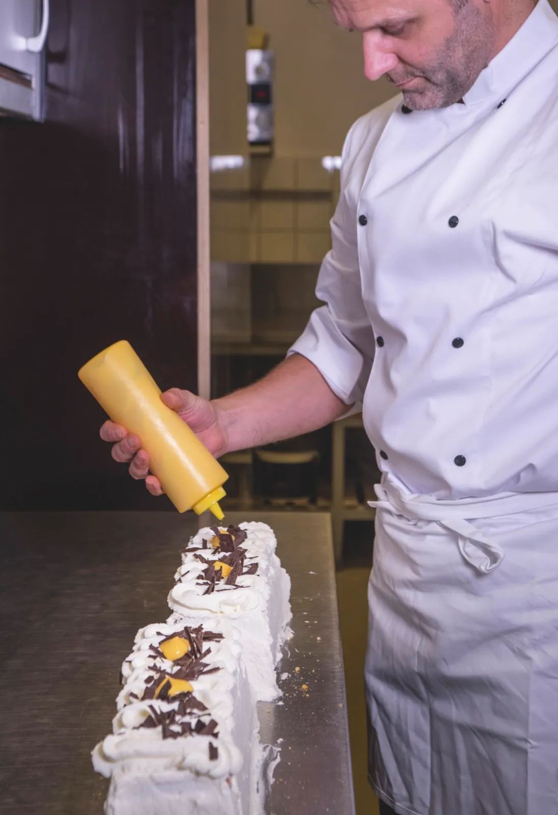 Banketbakker decoreert taart